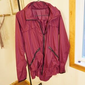 Lululemon Windbreaker - Zip-away hood